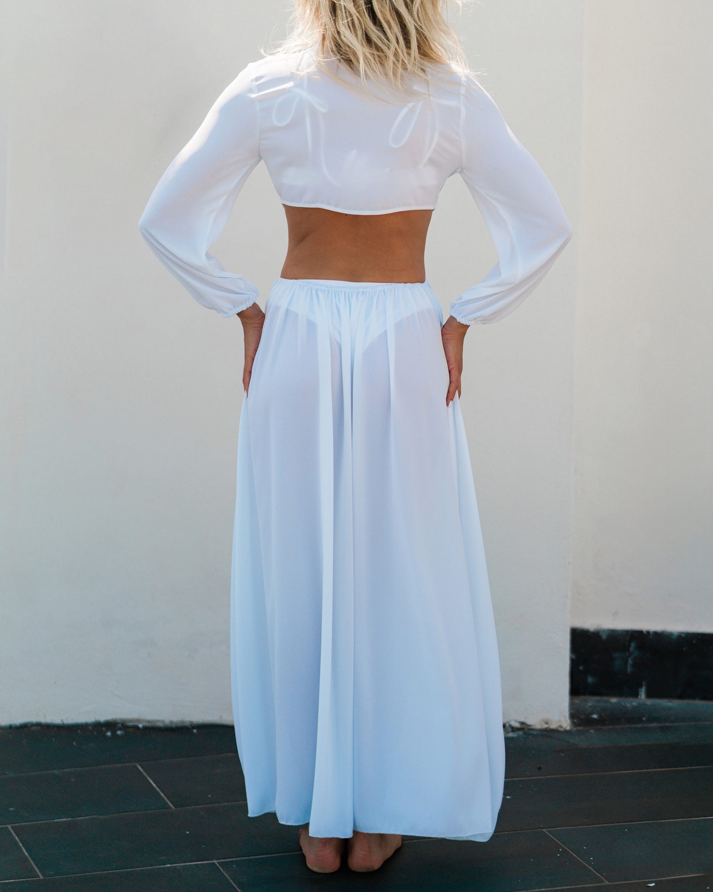 Fuori acqua abito trasparente con nodo