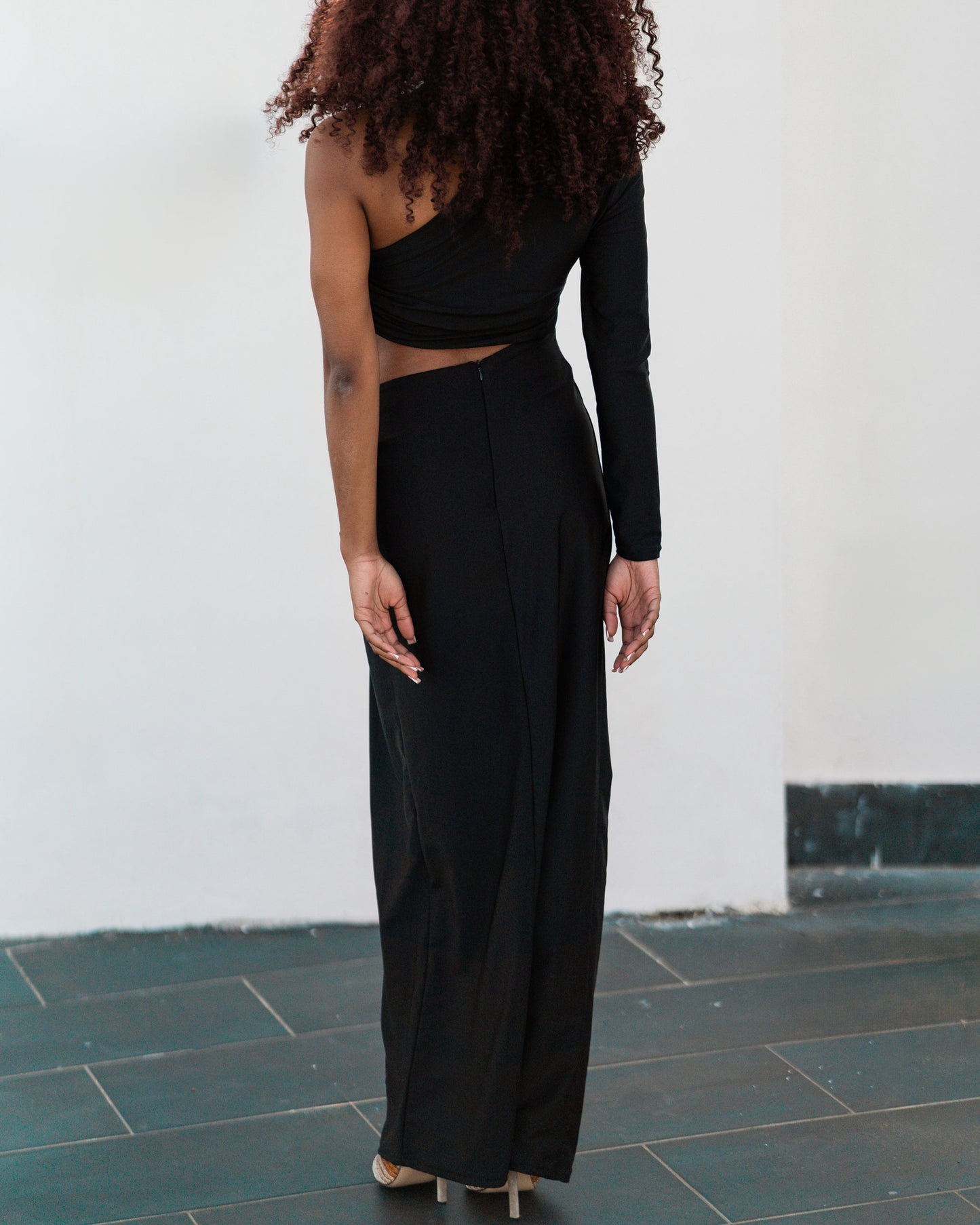 Abito mono spalla con spacco laterale